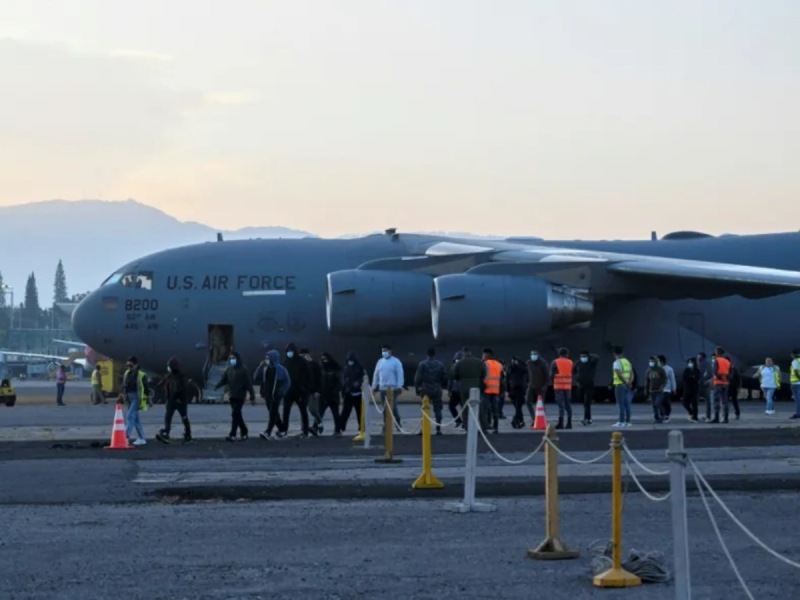 Un avión utilizado para vuelos de deportación despega desde Estados Unidos hacia países de América Latina y el Caribe, principales destinos de estas operaciones. Foto EDH/Archivo