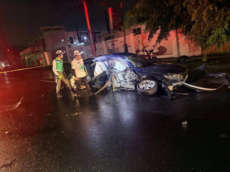 El vehículo involucrado en el siniestro de Antiguo Cuscatlán quedó destruido tras el impacto. Foto EDH/Cortesía