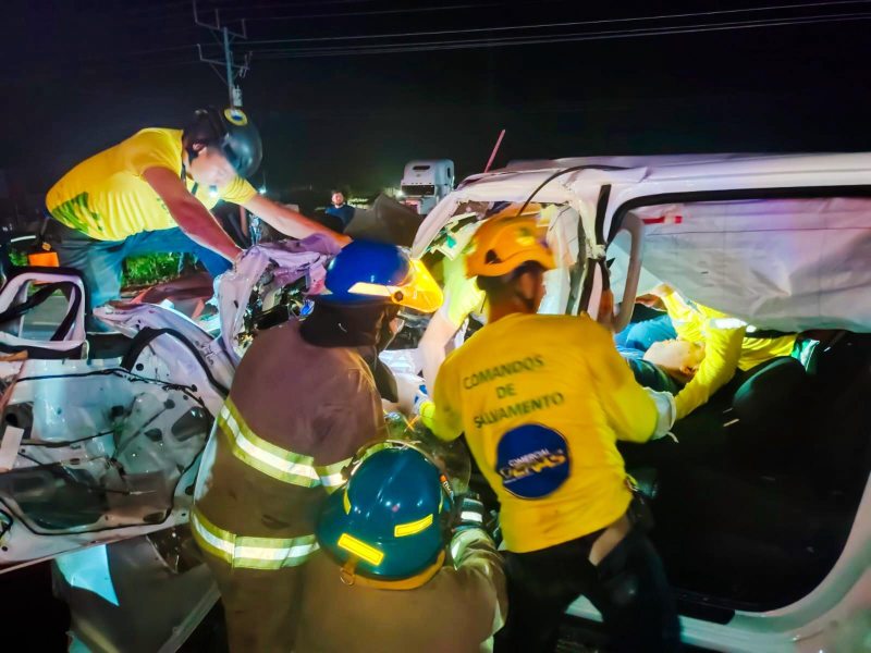 Autoridades realizan tareas para la atención de las víctimas en el siniestro vial que se registró sobre la carretera a Acajutla. Foto EDH/Cortesía