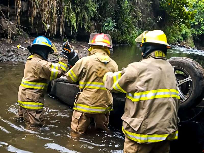 La Secretaría de Prensa de la Presidencia informó que el Cuerpo de Bomberos recuperó los cuerpos de dos personas que fallecieron luego que un vehículo cayera en el río Ceniza, en el sector conocido como La Curva de la Muerte, en el distrito de Nahulingo, Sonsonate Centro. Tres personas lesionadas fueron trasladadas al Hospital Nacional de Sonsonate “Dr. Jorge Mazzini Villacorta”. Foto EDH/Cortesía