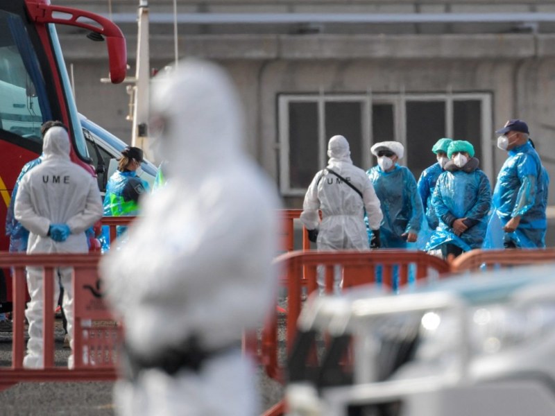 hantavirus-Pasajeros con trajes protectores azules suben a un autobús militar tras ser evacuados del (1)