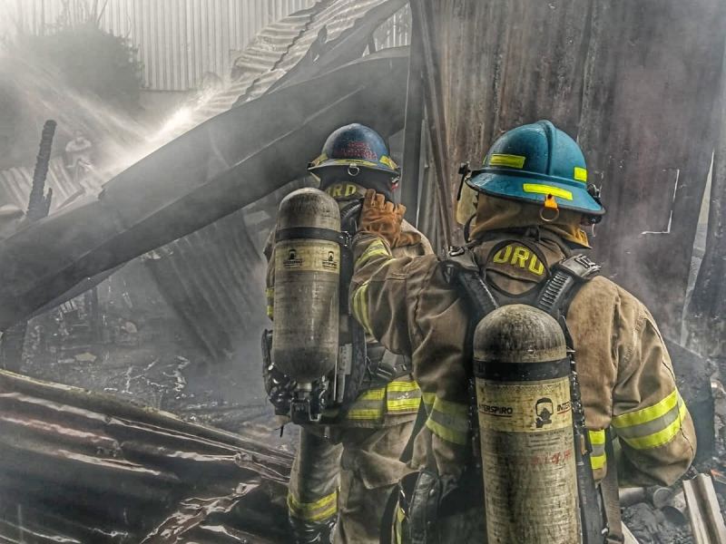 Los bomberos trabajan para sofocar por completo el incendio. Foto EDH/Cortesía