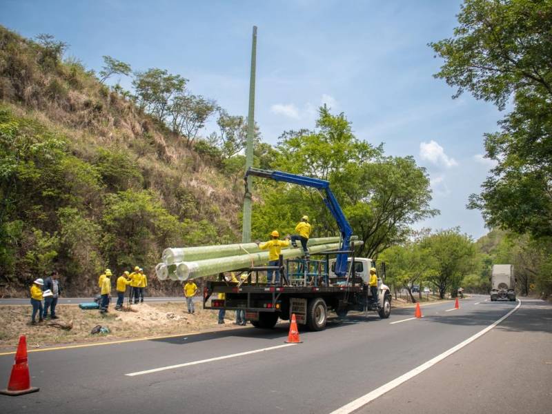 La dependencia gubernamental inició el fin de semana el proyecto de iluminación, que incluirá varias carreteras del país. Foto EDH/Cortesía