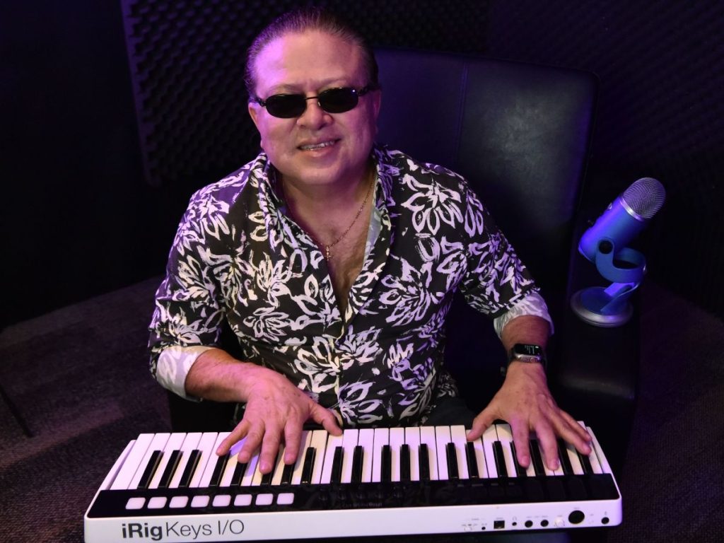 Cantante y músico salvadoreño Marito Rivera