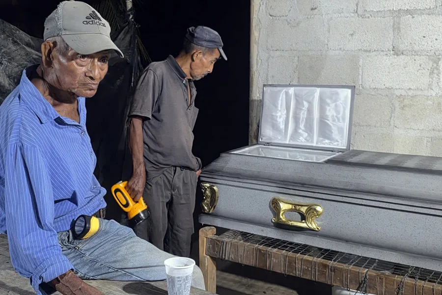 Personas asisten al velorio de Martín Ramos, víctima de la matanza en Nueva Vida en la aldea Rigores en Trujillo (Honduras). EFE