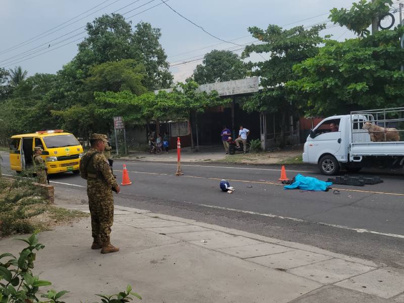 La víctima falleció de inmediato debido a la gravedad de los golpes. Al cierre de la nota no había sido identificado por las autoridades. Foto EDH/Cortesía