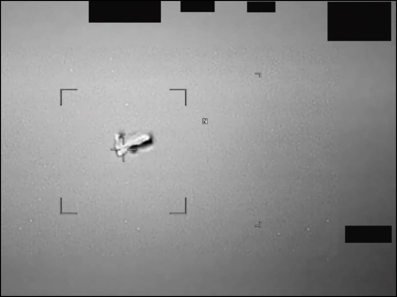 Imagen divulgada por el Departamento de Guerra de Estados Unidos de una captura de video del Comando Indo-Pacífico de los EE.UU. proyectado durante la presentación de un informe sobre el avistamiento en el 2024 de un fenómeno anómalo no identificado con una forma similar a la de un balón de fútbol americano cerca de Japón. Foto EDH-EFE/ Departamento de Guerra de EE.UU.