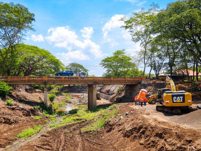 El director ejecutivo del Fondo de Conservación Vial (FOVIAL), Alexander Beltrán, dijo que el antiguo puente de El Rebalse tenía capacidad limitada de dos carriles para la circulación de vehículos pesados en sentido opuestos y pasará a contar con dos carriles de 3.65 metros cada uno y un hombro de 1.80 metros. Foto EDH/Cortesía
