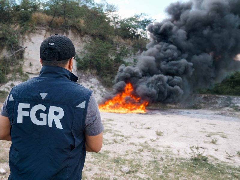 La quema de la droga es realizada bajo protocolos de seguridad por parte de las autoridades. Foto EDH/Cortesía