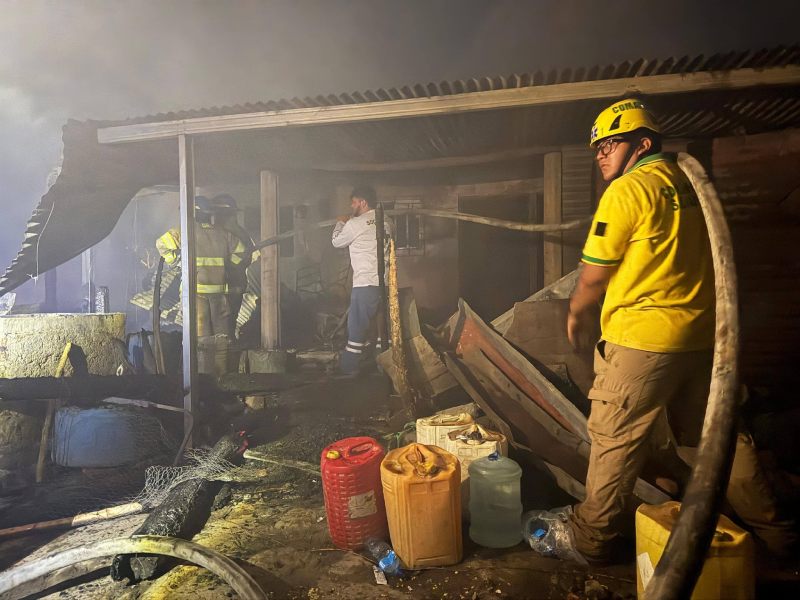 Diferentes entidades trabajaron para sofocar el incendio que se registró en Santa Tecla, La Libertad Sur. Foto EDH/Cortesía