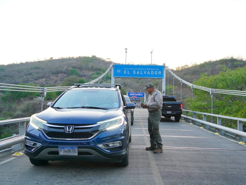 Las personas que visitan El Salvador optan por la vía terrestre. Foto EDH/Cortesía