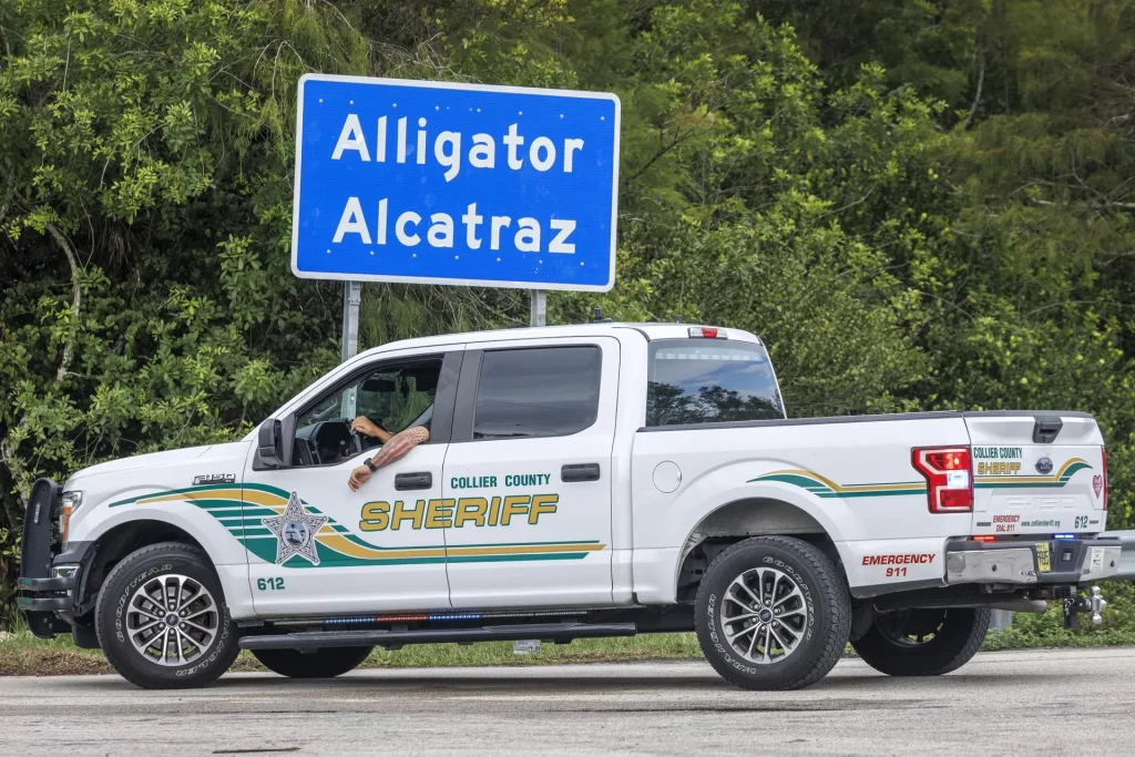 Un agente del sheriff custodia la entrada del centro de detención Alligator Alcatraz durante una vigilia en Ochopee, Florida, EE. UU., el 10 de agosto de 2025. EFE-EPA