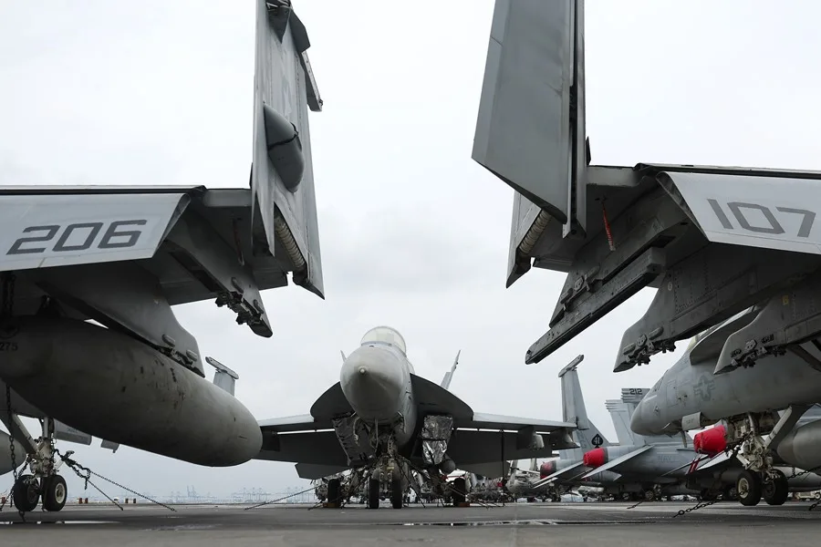 cazas F/A-18 sobre el portaaviones USS Abraham Lincoln, actualmente desplegado en el Golfo Pérsico.