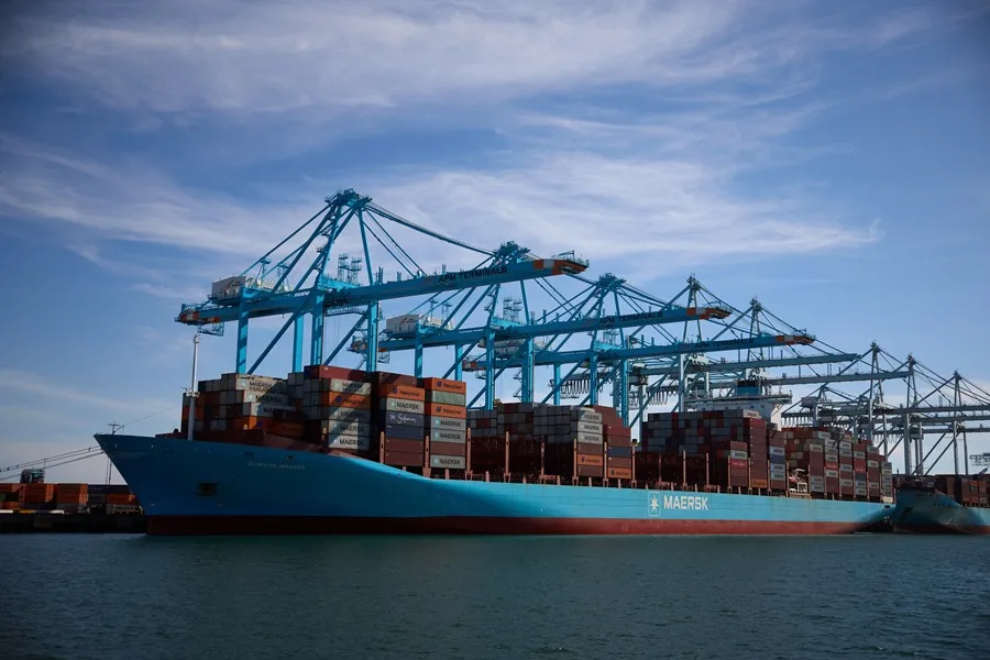 Buque carguero en el puerto de Los Ángeles