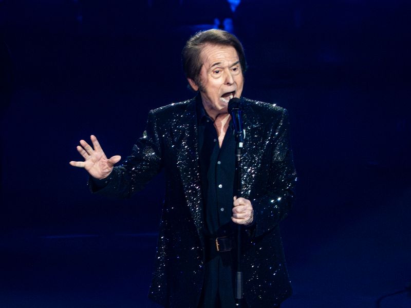 Cantante español Raphael en concierto