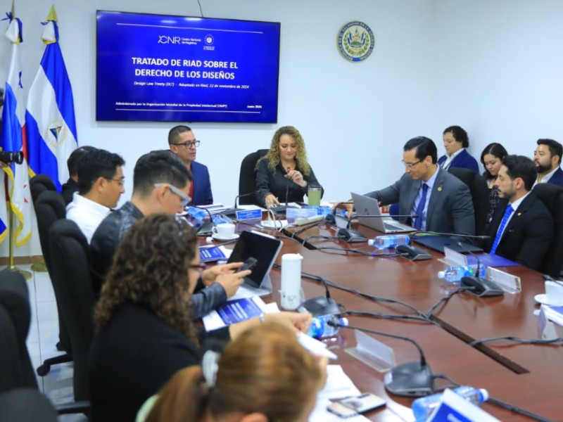 Los diputados de la Comisión de Salvadoreños en el Exterior, Legislación y Gobierno emitieron un dictamen a favor de ratificar el Tratado de Riad sobre Derecho de los Diseños