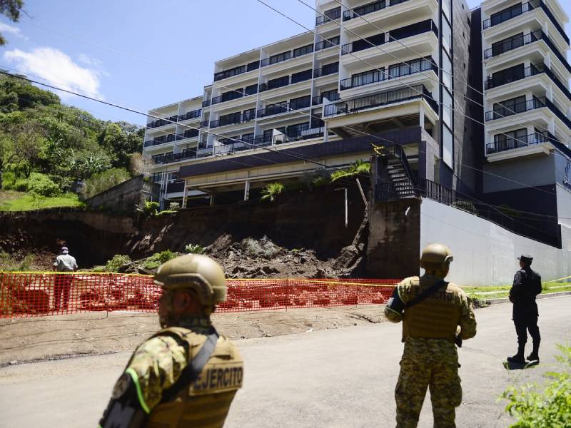 Condominios- Colapso. Muro- Desalojo- Éxodo
