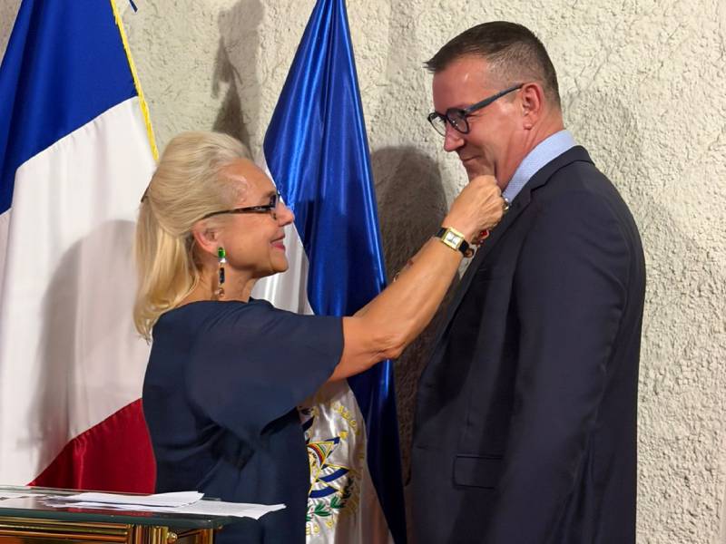 Francia-Laurent Boy-Anne Denis-Blanchardon-El Salvador-Condecoración-Ceremonia