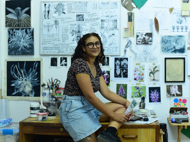 Artista visual salvadoreña Gabriela Novoa, en su estudio de LFBK