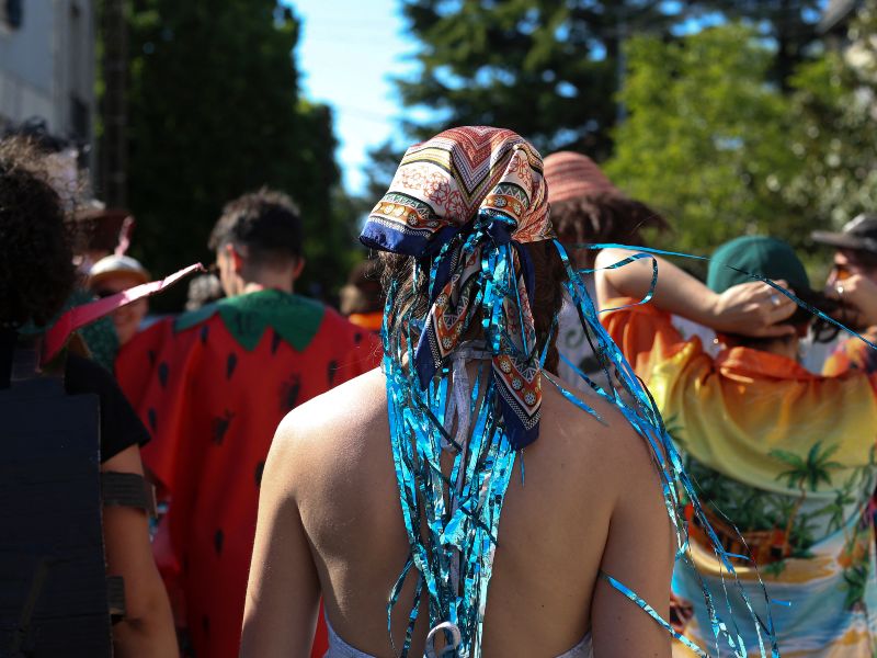 Carnaval sauvage en un parque a orillas del río Sèvre en Reze, Pays de la Loire, Francia
