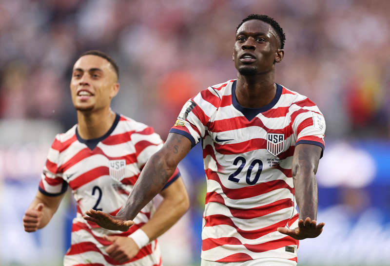 Folarin Balogun de Estados Unidos gritando de alegría al festejar el tercer gol contra Paraguay en Los Ángeles.