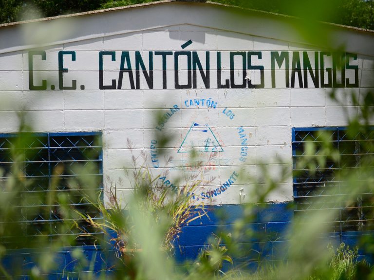 Fachada del Centro Escolar Cantón Los Mangos.