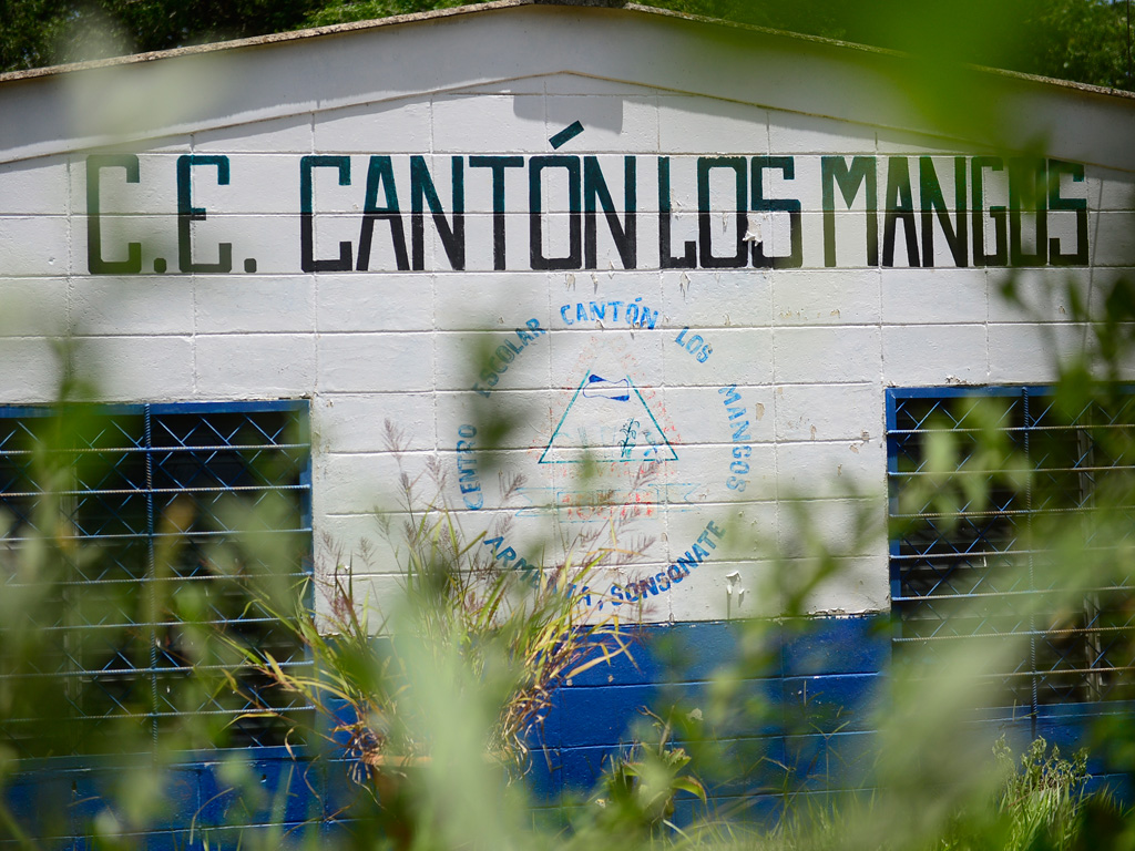 Fachada del Centro Escolar Cantón Los Mangos.
