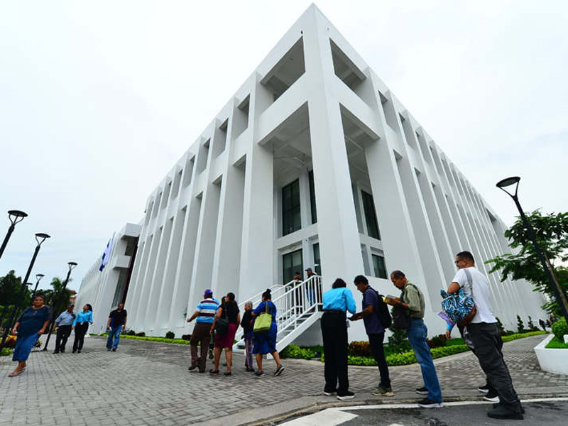 Fachada exterior del Nuevo Hospital Nacional Rosales inaugurado en El Salvador