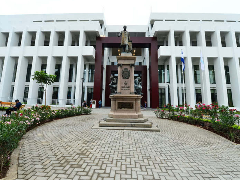 Fachada exterior del Nuevo Hospital Nacional Rosales inaugurado en El Salvador