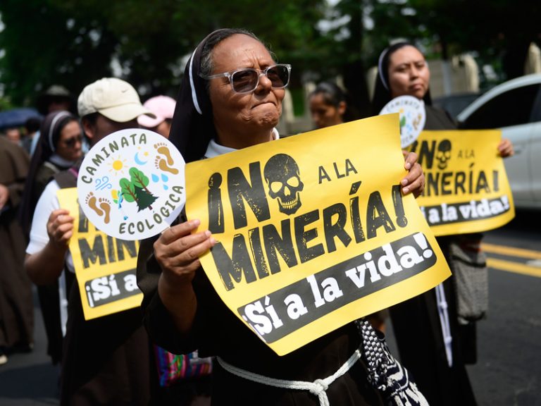 Religiosas y monjas encabezan bloque de protesta con carteles amarillos que dicen No a la minería, Sí a la vida en El Salvador.