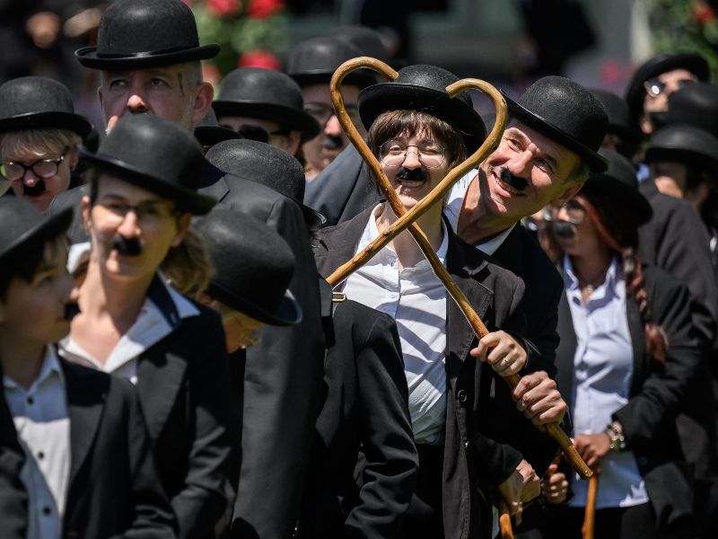 Cientos de Chaplin se reúnen en Suiza por aniversario de museo