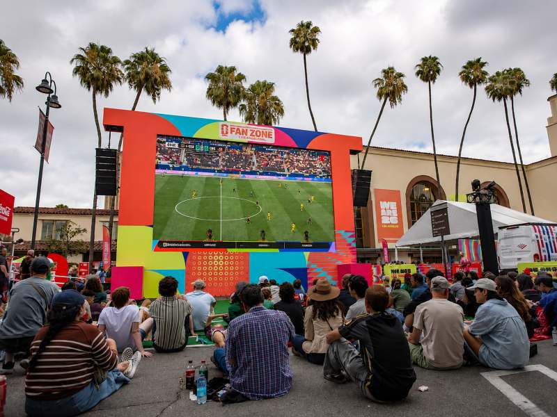 Los aficionados ven el partido de octavos de final del Mundial de fútbol, el 28 de junio de 2026.