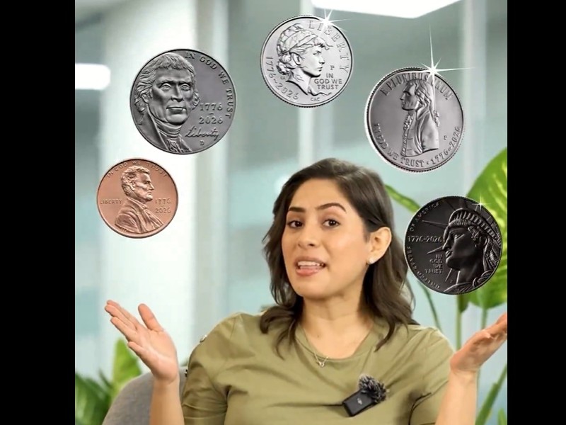 Una salvadoreña presenta las nuevas monedas estadounidenses que circulan en El Salvador
