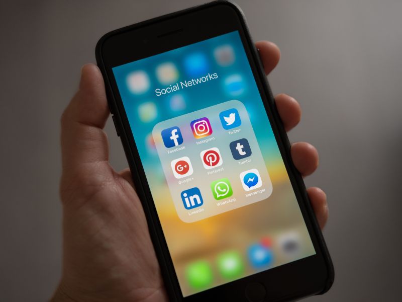 Imagen ilustrativa de un smartphone mostrando las redes sociales