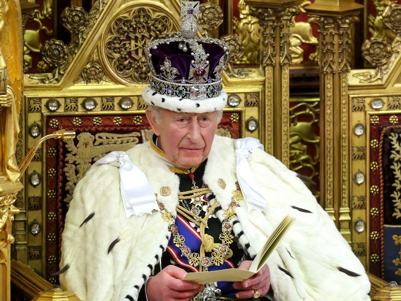 Rey Carlos deja el Palacio de Buckingham