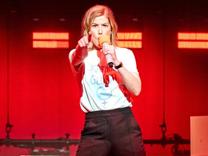 Actriz británica Rosamund Pike en la obra de teatro "Inter Alia", en septiembre de 2025