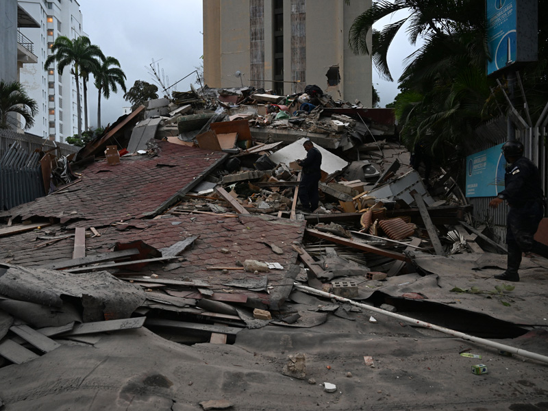 Vista exterior de un edificio parcialmente colapsado en Caracas debido a los daños causados por un terremoto. Se aprecian escombros y daños estructurales en la edificación urbana.
