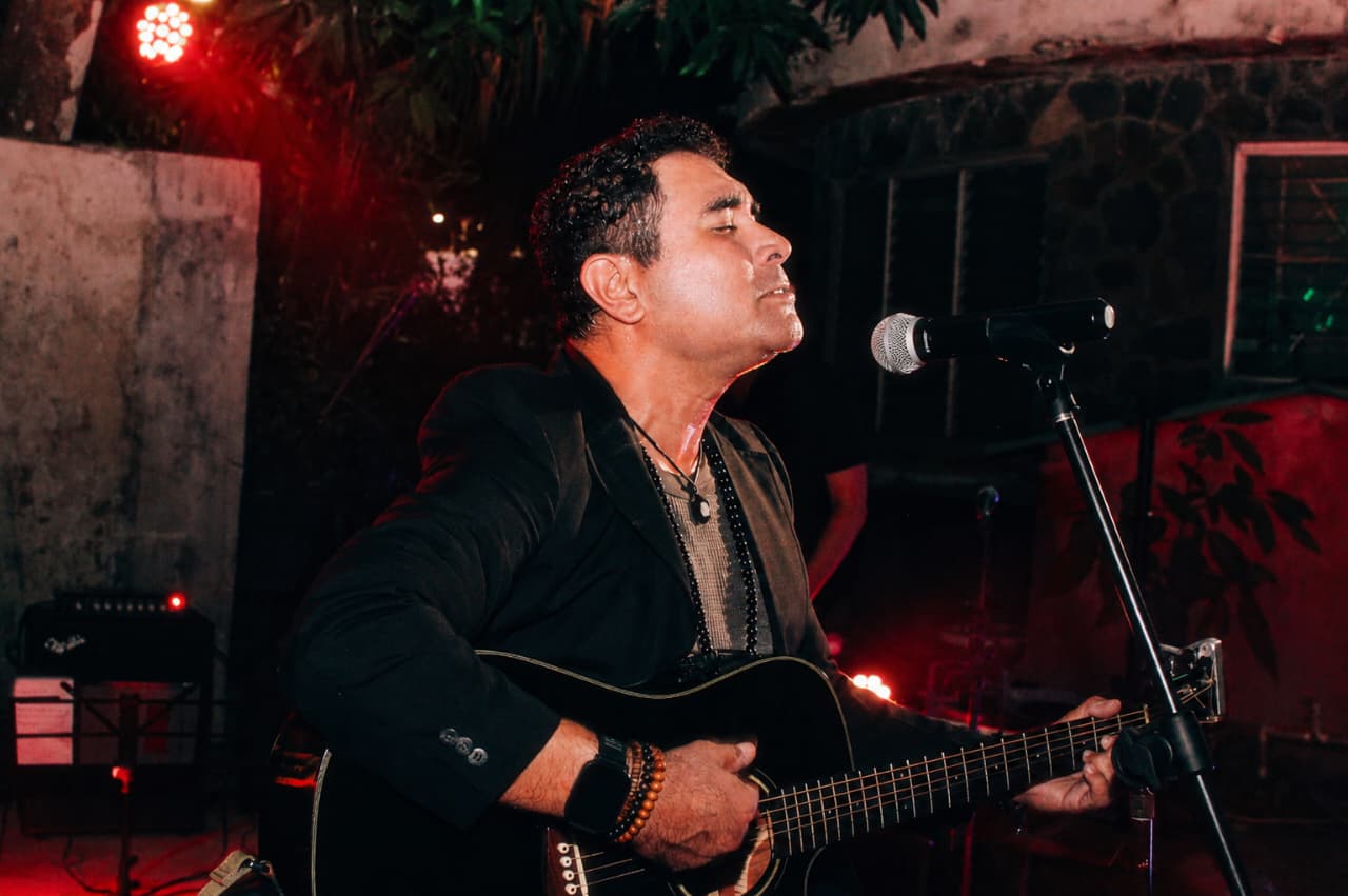 Cantautor salvadoreño Roberto Nóchez