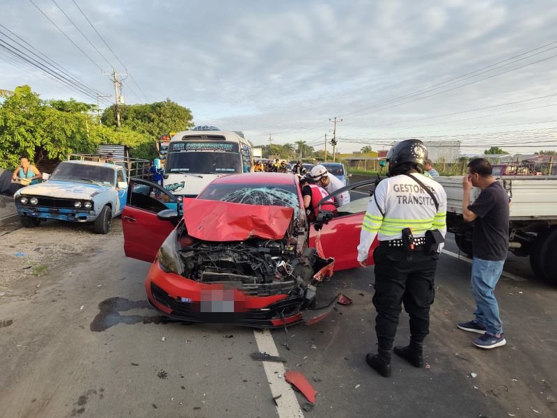 Accidente Quezaltepeque sedán Cruz Roja
