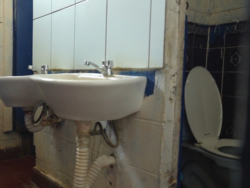 El Complejo Arturo Romero de Ahuachapán ha enfrentado por años el problema de sanitarios suficientes para la población estudiantil. Foto EDH/Cortesía
