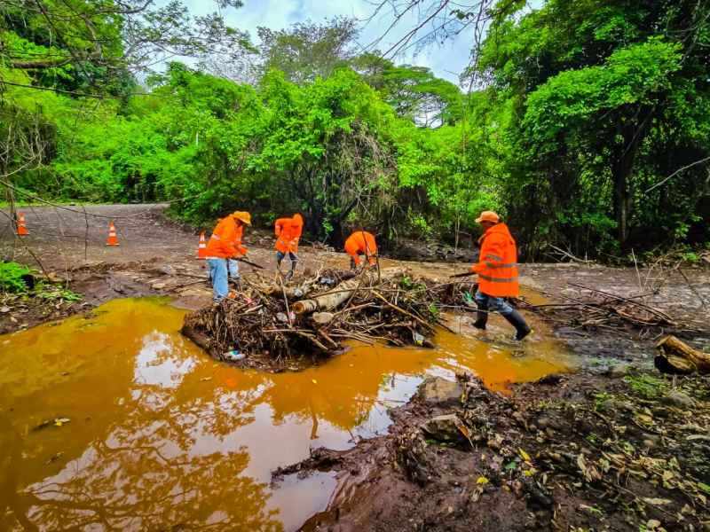 FOVIAL realizó remoción escombros en el cantón El Cañal, en el distrito de Concepción Batres, Usulután Este. Foto EDH/Cortesía