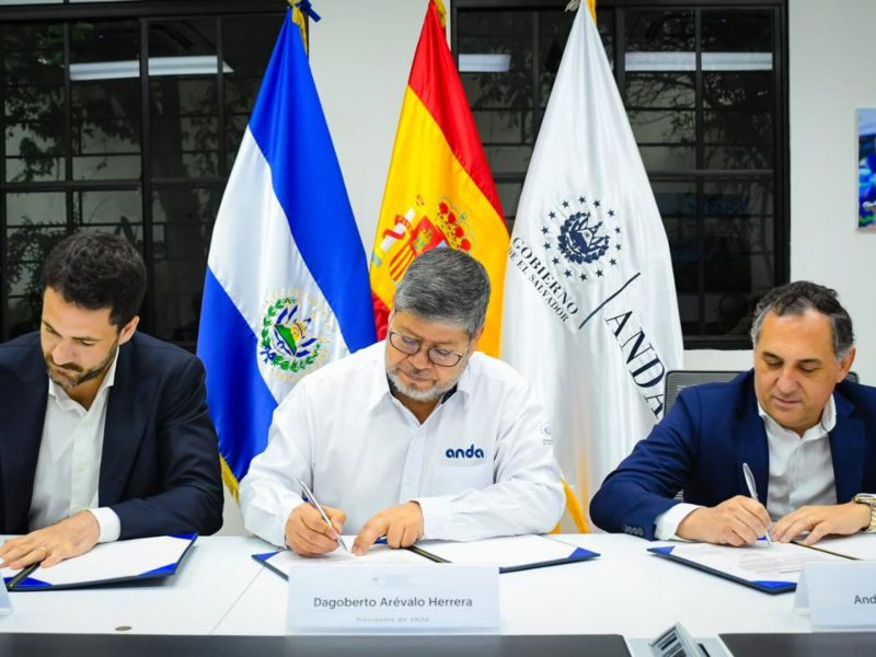 La imagen muestra el momento exacto de la firma del convenio. Foto EDH/Cortesía