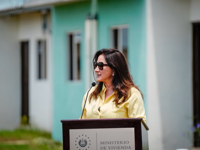 La ministra de Vivienda, Michelle Sol, señaló que las personas pueden pagar su proceso de escrituración en las oficinas de ARGOZ. Foto EDH/Cortesía
