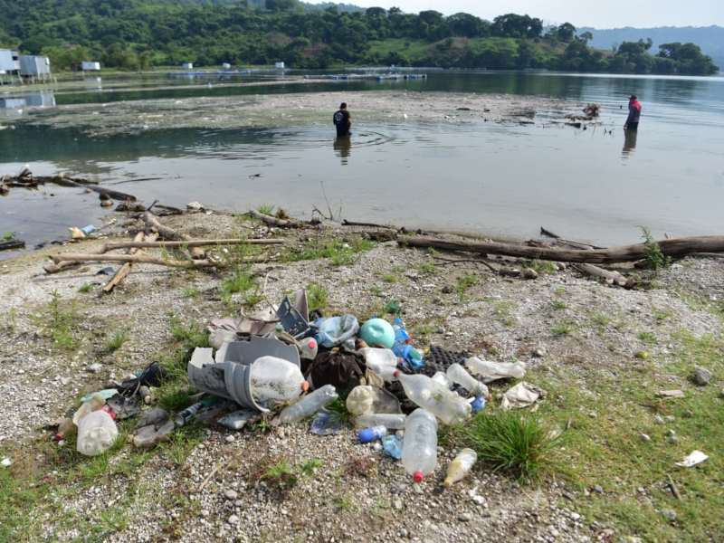 Imagen de la basura acumulada en el Lago de Ilopango. Foto EDH