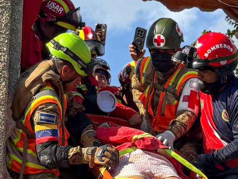La comitiva de El Salvador trabajó arduamente durante la noche y madrugada para rescatar a la víctima. Foto EDH/Cortesía
