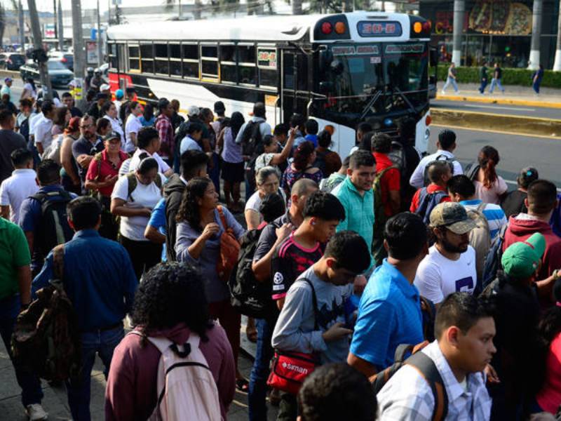 La reducción en la cantidad de unidades del transporte colectivo complica el traslado de las personas a ciertas horas del día. Foto EDH/Referencia