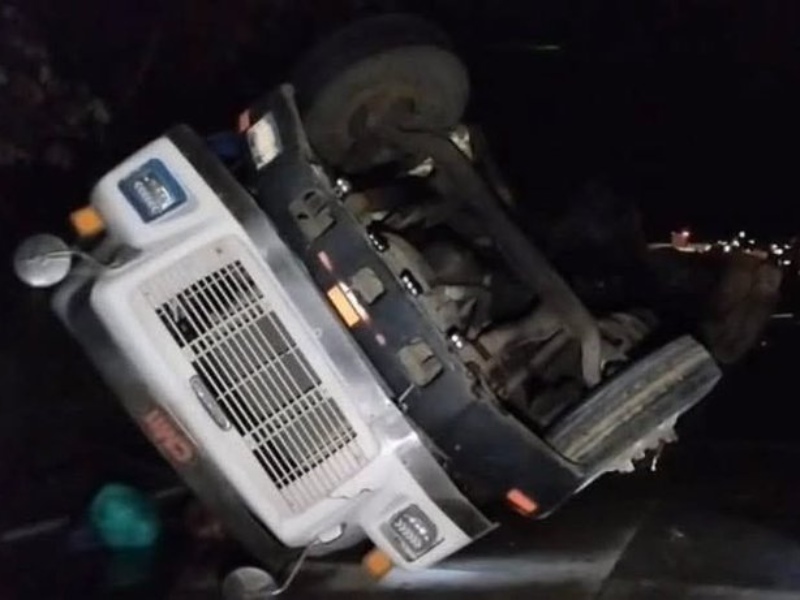 camión volcado Los Chorros un muerto