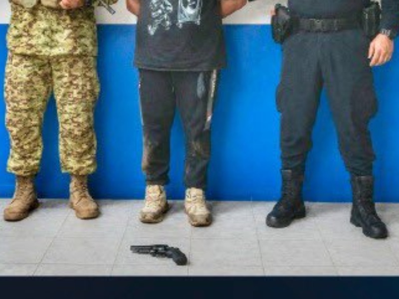 La Policía decomisó un arma de fuego en el caso de San Salvador. Foto EDH/Cortesía