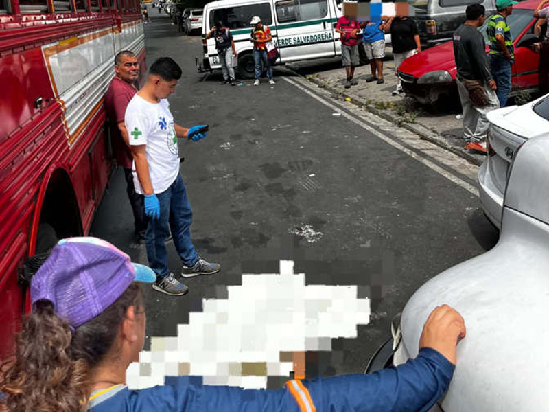 Un menor de 14 años perdió la vida la tarde de este miércoles tras verse involucrado en un fatal accidente de tránsito mientras se desplazaba en bicicleta sobre la intersección de la Calle El Amate y la Avenida El Bálsamo, en el municipio de Soyapango.