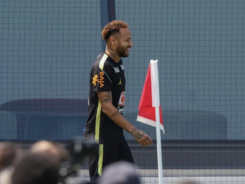 Neymar de Brasil ingresa al campo en una practica en el centro de entrenamiento Columbia Park como parte del Mundial de la FIFA. EFE/ Sebastiao Moreira